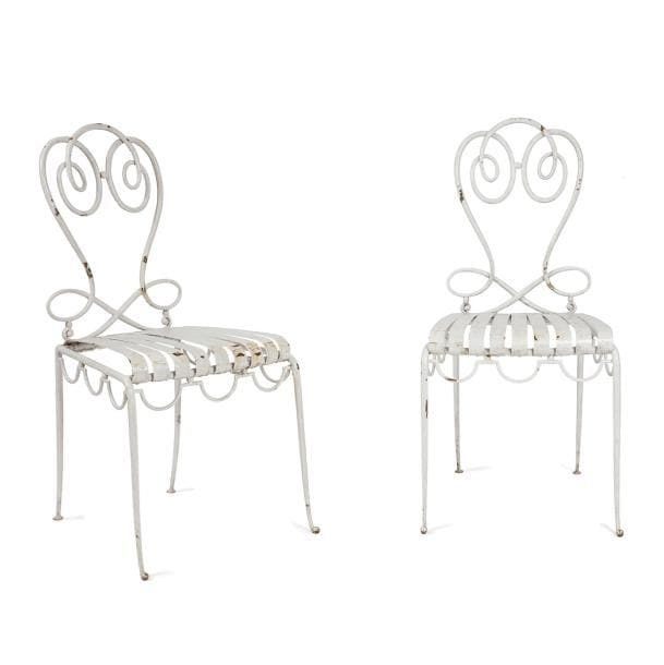 Raymond SUBES (1891-1970) pour la Famille BESSARD
Rare paire de chaises en fer forgé (re)laqué blanc.
Les dossiers au décor de volutes et d'entrelacs ; les assises suspendues constituées de lames ; les pieds très légèrement en sabre et les ceintures aux motifs de demi-cercles.
Années 1940 / 50.
État d'usage.
Hauteur : 95 cm
Provenance :
Famille Bessard, intime d'André Arbus, citée dans la préface rédigée par Madeleine Thorel-Arbus dans la monographie sur l'artiste. Mobilier provenant des décorations réalisées par l'artiste pour leurs appartements parisiens et leur propriété bourguignonne.
Bibliographie :
Ferronnerie moderne - Raymond Subes, éditions Vincent, Fréal & Cie, Paris, c. 1950. Modèle identique reproduit planches 84 et 86.