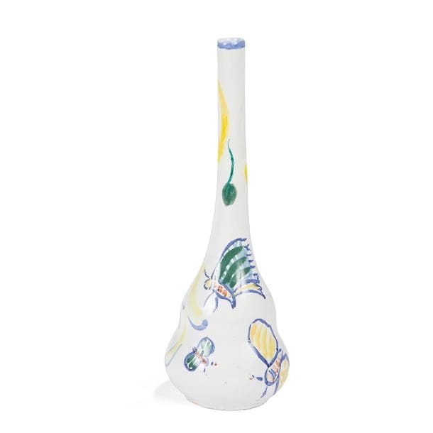 André METTHEY (1871-1920) Céramiste & Ambroise VOLLARD (1866-1939) Éditeur - Céramique FAUVE
Vol de papillons parmi une végétation estivale, circa 1906 / 07
Rare vase soliflore ; la panse piriforme bilobée et le haut col légèrement tronconique.
Épreuve en faïence à l'émail stannifère au décor tournant polychrome.
Pièce unique.
Restauration au col.
Porte l'initiale M (pour André METTHEY) dans un cercle sous la base.
Hauteur : 25,5 cm
Historique : 
Impulsée par Ambroise Vollard, défenseur des peintres fauves, la céramique dite fauve voit le jour en 1906 dans l'atelier d'André Metthey, soit l'année suivant le Salon d'automne de 1905 durant lequel un critique d'art inconnu allait donner son nom au mouvement, vocable repris plus tard et immortalisé par Louis Vauxcelles. Ce qui sera appelée l'Ecole d'Asnières, petite cité où demeurait et travaillait le céramiste, réunira, autour d'André Metthey, les meilleurs artistes du moment, André Derain, Georges Rouault, Maurice de Vlaminck, Henri Matisse, Jean Puy, Kees van Dongen, Achille-Emile Othon Friesz, Louis Valtat, etc. 
Le Salon d'automne de 1907 marquera l'histoire de la céramique fauve avec les 108 pièces qu'André Metthey choisira d'exposer, toutes des œuvres de collaboration avec les peintres du mouvement, nos vases étaient possiblement de cet envoi. 
Malheureusement, jamais Ambroise Vollard ne parvint à réellement commercialiser ces peintures sur faïence. De bien trop rares collectionneurs prirent le parti d'acquérir ces œuvres, aussi l'aventure tourna court et très peu de céramiques sortirent du four d'André Metthey qui très vite allait se tourner vers la poterie de grès qui le rendra célèbre.