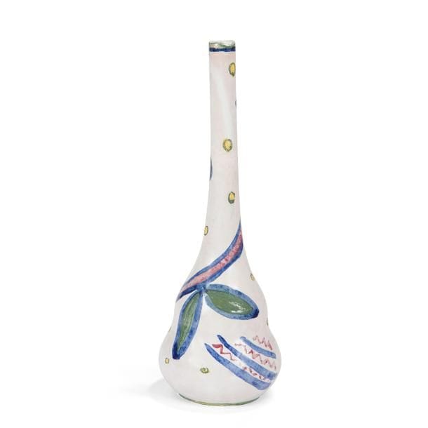 André METTHEY (1871-1920) Céramiste & Ambroise VOLLARD (1866-1939) Éditeur - Céramique FAUVE
Branches de citronnier en fruits, circa 1906 / 07
Rare vase soliflore ; la panse piriforme bilobée et le haut col légèrement tronconique.
Épreuve en faïence stannifère au décor tournant polychrome.
Pièce unique.
Restauration au col.
Porte les initiales M (pour André METTHEY) dans un cercle et A (pour le peintre 
) sous la base.
Hauteur : 25,5 cm
Historique : 
Impulsée par Ambroise Vollard, défenseur des peintres fauves, la céramique dite fauve voit le jour en 1906 dans l'atelier d'André Metthey, soit l'année suivant le Salon d'automne de 1905 durant lequel un critique d'art inconnu allait donner son nom au mouvement, vocable repris plus tard et immortalisé par Louis Vauxcelles. Ce qui sera appelée l'Ecole d'Asnières, petite cité où demeurait et travaillait le céramiste, réunira, autour d'André Metthey, les meilleurs artistes du moment, André Derain, Georges Rouault, Maurice de Vlaminck, Henri Matisse, Jean Puy, Kees van Dongen, Achille-Emile Othon Friesz, Louis Valtat, etc. 
Le Salon d'automne de 1907 marquera l'histoire de la céramique fauve avec les 108 pièces qu'André Metthey choisira d'exposer, toutes des œuvres de collaboration avec les peintres du mouvement, nos vases étaient possiblement de cet envoi. 
Malheureusement, jamais Ambroise Vollard ne parvint à réellement commercialiser ces peintures sur faïence. De bien trop rares collectionneurs prirent le parti d'acquérir ces œuvres, aussi l'aventure tourna court et très peu de céramiques sortirent du four d'André Metthey qui très vite allait se tourner vers la poterie de grès qui le rendra célèbre.