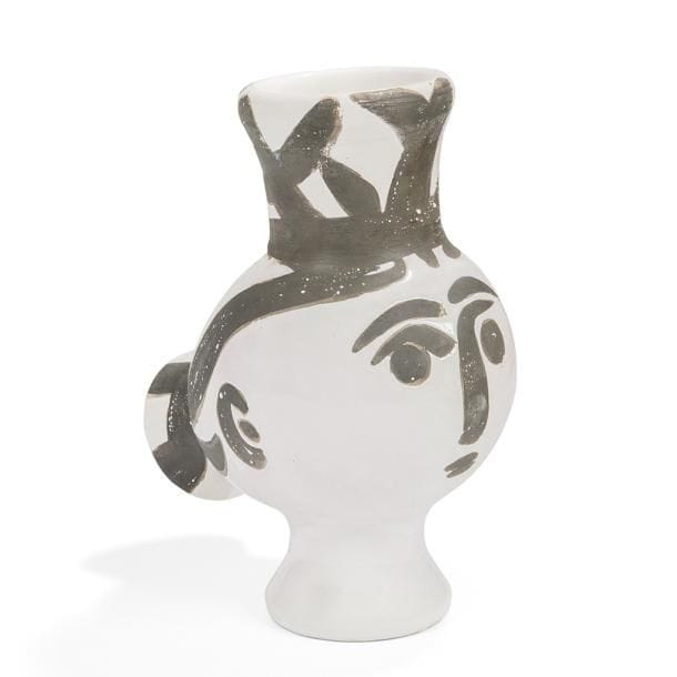 Pablo PICASSO (1881-1973) & MADOURA
Chouette femme, modèle créé en 1951
Vase tourné.
Réplique authentique, éditée à cinq cents exemplaires réalisés chez Madoura.
Épreuve en terre de faïence blanche ; décor à l'engobe et paraffine, émail blanc, noir.
Une restauration à la queue et une autre sur le pourtour de la base.
Marqué des cachets en creux MADOURA Plein Feu et D'après PICASSO et au pinceau Édition PICASSO sous la base.
Hauteur : 29,5 cm
Bibliographie :
Picasso, catalogue de l'œuvre céramique édité 1947-1971 - Alain Ramié, éditions Madoura, 1988. Modèle identique reproduit page 70 sous le numéro 119 du catalogue.