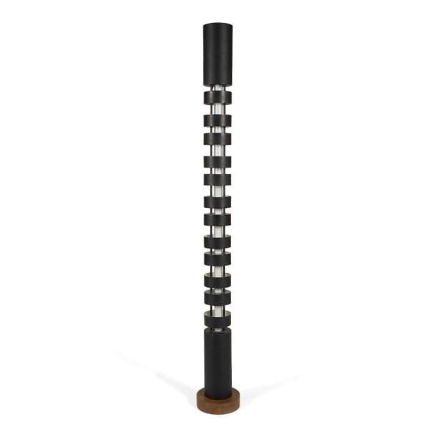 Serge MOUILLE (1922-1988)
Grand Totem, modèle créé en 1962
Rare lampadaire constitué d'éléments cylindriques en godet réalisés en aluminium, laqué noir à l'extérieur et blanc à l'intérieur, et disposés par groupe de deux en dos à dos sur trois axes tubulaires, également laqués noir.
La partie basse et la partie haute formées de longs cylindres entièrement laqués noir.
La source lumineuse est assurée par un tube au néon placé au centre du fût et par une ampoule à incandescence reçue à l'intérieur du cylindre de l'extrémité haute.
Base circulaire en noyer.
Édition d'époque, circa 1962 / 64, par la Société de création de modèles (fondée en 1961 par l'artiste et dissoute en 1964).
Manque les tirettes des interrupteurs, système de fixation du néon manquant dans la partie haute suite à une modification de la source lumineuse (sans altération sur l'œuvre), état d'usage.
Hauteur : 169,8 cm
Provenance :
- Feu M. et Mme Clouet (Île-de-France), acquis par ces derniers à l'époque de son édition, vers 1962 / 64.
- Mme B., fille des précédents, œuvre transmise en 1974 par ses parents.
Exposition :
Formes françaises, Stockholm, 1963 - L'artiste présenta des luminaires et des bijoux lors de cette manifestation de 1963, soit l'année précédant la dissolution de la S.C.M. (Société de création de modèles) et son départ pour la province qui le mena à s'investir totalement dans l'enseignement et dans des recherches personnelles et à abandonner son rôle de créateur / éditeur de luminaires.
Bibliographie :
Jean Prouvé / Serge Mouille, deux maîtres du métal - Catalogue de l'exposition montrée en mai 1985 à la Galerie De Lorenzo à New York puis à l'automne à la Galerie Alan et Christine Counord à Paris, collectif, édition bilingue des deux galeries, Paris, 1985. Modèle identiques reproduits pages 150, 163, 166 et 169.
Le style 50, un moment de l'art français - Patrick Favardin, éditions Sous le Vent-Vilo, Paris, 1987. Modèle identique reproduit
