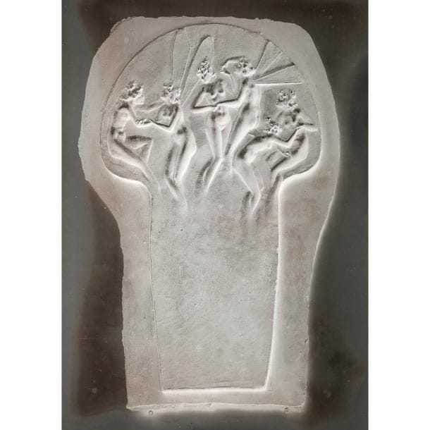 ARCHIVES René LALIQUE (1860-1945)
La femme et le corps féminin, chauve-souris, femmes-libellules, cygnes
Exceptionnel ensemble de 14 plaques sèches au gélatino-bromure d'argent (en négatif) formant prises de vues, réalisées à l'époque, de modélos en plâtre de broches, de pendentifs, de colliers, de bracelets, de boucles de ceinture, de pectoraux, de montures, etc. exécutés dans les ateliers de l'artiste. 
Vendues dans le coffret d'origine. 
Circa 1900. 
Chaque plaque : 33 x 26,7 cm