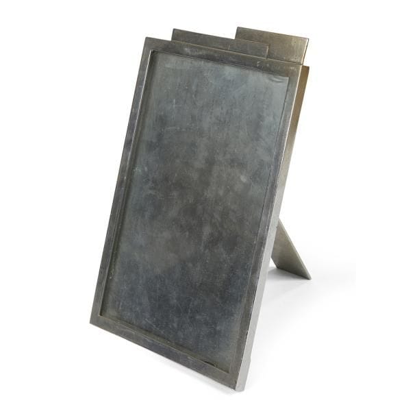 Maison DESNY - Fondée en 1927 par Clément NAUNY
Cadre porte-photo moderniste à chevalet et à suspendre.
Métal nickelé.
Vitre en verre blanc (accidents aux angles).
27 x 17 cm
Provenance :
Collection personnelle d'Emmanuelle Khanh
(1937-2017).