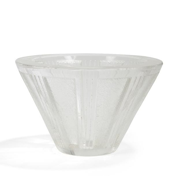 DAUM Nancy France
Vase cornet très évasé.
Épreuve en verre clair au décor très profondément dégagé à l'acide de réserves verticales, aux motifs gravés de lignes, sur fond granité.
Travail des années 1930.
Col et base très légèrement repris à la meule.
Signé DAUM Nancy France à la Croix de Lorraine, gravé sous la base.
Hauteur : 10,5 cm
Diamètre : 17 cm