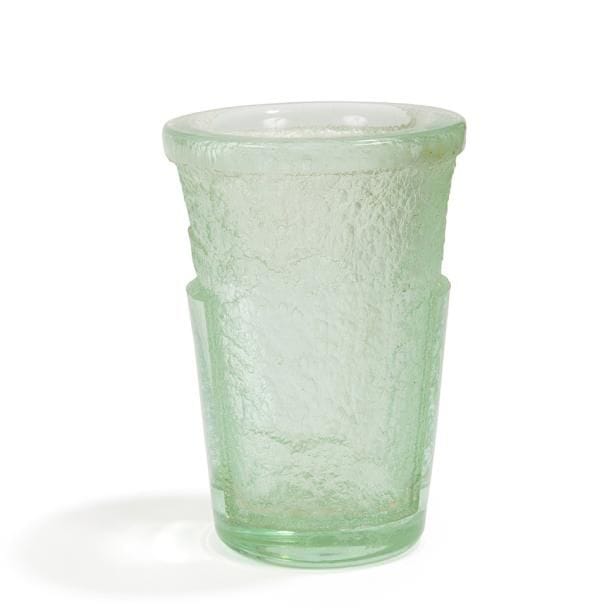 DAUM Nancy France
Vase cornet.
Épreuve en verre, traité vert d'eau dans la masse, au décor très profondément dégagé à l'acide de deux réserves verticales sur fond de morsures, la base et le pourtour du col également en large ressaut.
Travail des années 1930.
Signé DAUM Nancy France à la Croix de Lorraine, gravé vers la base.
Hauteur : 17,8 cm