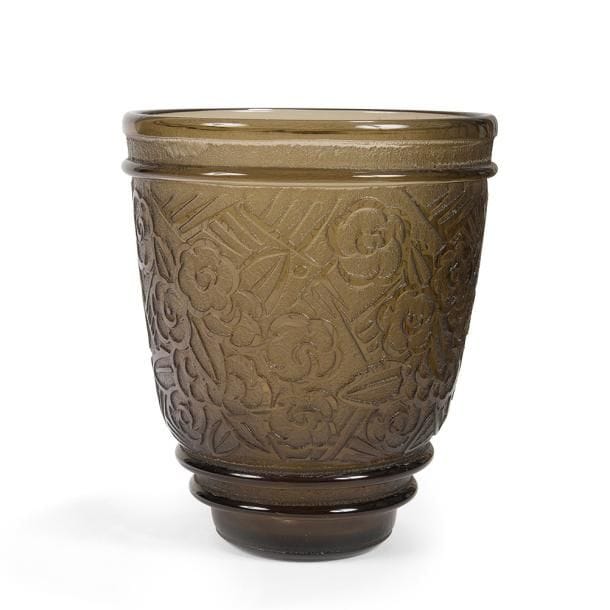 DAUM Nancy France
Haut vase largement évasé.
Épreuve en verre, teinté brun fumé, au décor très profondément dégagé à l'acide de fleurs stylisées et de trois bandes en large ressaut sur fond granité.
Travail des années 1930.
Signé DAUM Nancy France à la Croix de Lorraine, gravé vers la base.
Hauteur : 25 cm