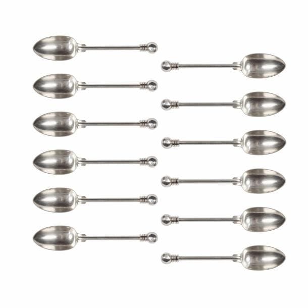 Jean DESPRÉS (1889-1980)
Rare et élégante série de douze cuillères à dessert modernistes en argent.
Les manches cylindriques, sommés d'une série de trois disques et d'une sphère facettée, accueillent les cuillerons martelés sur leur revers.
Chaque œuvre porte les poinçons de Maître Orfèvre et de garantie.
Poids : 407,47 g