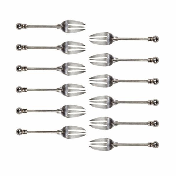 Jean DESPRÉS (1889-1980)
Rare et élégante série de douze fourchettes à dessert modernistes en argent.
Les manches cylindriques, sommés d'une série de trois disques et d'une sphère facettée, accueillent les fourches martelées sur leur revers.
Chaque œuvre porte les poinçons de Maître Orfèvre et de garantie.
Poids : 427,88 g