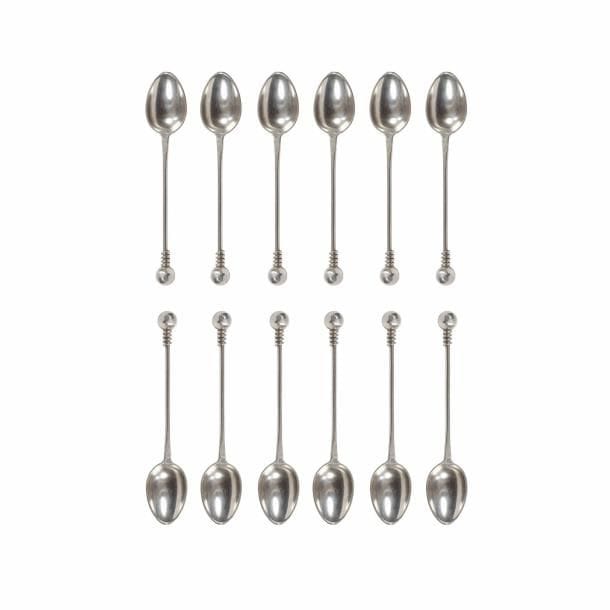 Jean DESPRÉS (1889-1980)
Rare et élégante série de douze cuillères à moka modernistes en argent.
Les manches cylindriques, sommés d'un enroulement et d'une sphère facettée, accueillent les cuillerons martelés sur leur revers.
Chaque œuvre porte les poinçons de Maître Orfèvre et de garantie sur l'attache du cuilleron.
Poids : 150 g
