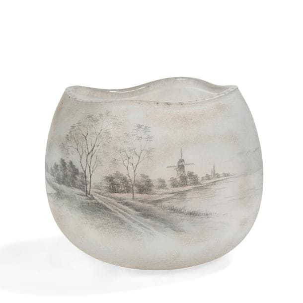 DAUM Nancy
Paysage hollandais au moulin et aux voiliers
Vase quadrangulaire aux angles arrondis.
Épreuve en verre au décor tournant traité en grisaille sur fond opalescent.
Signé DAUM Nancy à la Croix de Lorraine, à l'or sous la base.
7 x 8,5 x 8 cm