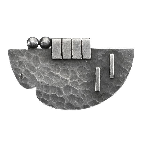 Jean DESPRÉS (1889-1980)
Rare broche moderniste en argent.
La platine en demi-cercle reçoit des motifs géométriques de barrettes et de sphères en applications sur un fond martelé.
Signée J. DESPRÉS à la pointe et porte les poinçons de Maître Orfèvre et de garantie au revers.
Poids : 17,70 g
Provenance :
Ancienne Collection M. & Mme C. (Magny près d'Avallon - France), œuvre acquise par ces derniers directement auprès de l'artiste.