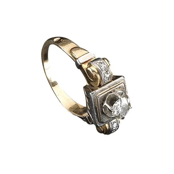 Jean DESPRÉS (1889-1980)
Bague, en or blanc et or jaune, agrémentée d'un diamant central et de deux séries de trois petits diamants taille rose.
La plateforme, accueillant la pierre centrale, aux motifs latéraux ajourés.
L'anneau finissant en enroulement de part et d'autre de la partie centrale.
Signée J. DESPRÉS à la pointe à l'intérieur de l'anneau et porte les poinçons de Maître Orfèvre et de garantie au revers
Poids brut : 11,96 g
Provenance :
Ancienne Collection M. & Mme P. (Avallon - France), œuvre acquise par ces derniers directement auprès de l'artiste.