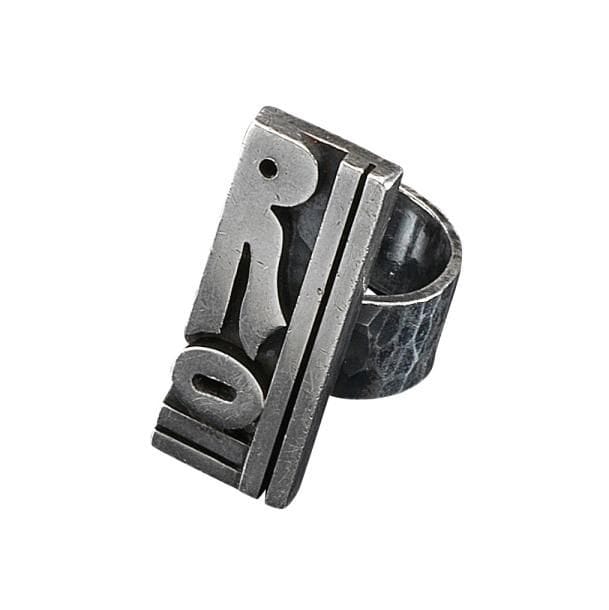Jean DESPRÉS (1889-1980)
Intéressante bague moderniste en argent.
La longue plateforme rectangulaire présente un chiffrage stylisé et des motifs géométriques en applications sur fond martelé et repose sur un cylindre traité lisse accueilli par un large anneau fortement martelé. 
Signée J. DESPRÉS à la pointe sous la platine et porte les poinçons de Maître Orfèvre et de garantie sur l'extérieur de l'anneau.
Poids : 20 g
Provenance :
Ancienne Collection Mme R. (Lucy-le-Bois près d'Avallon - France), œuvre acquise par ceux-ci directement auprès de l'artiste
