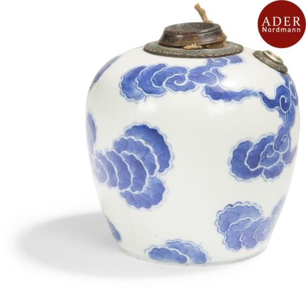 VIETNAM, Hue - Début XVIIIe siècle
Pipe à eau en porcelaine décorée en bleu sous couverte de nuages. Marque « Yun cang mei ji », et incisée « Tong xin yao zao ».
Hauteur : 12 cm