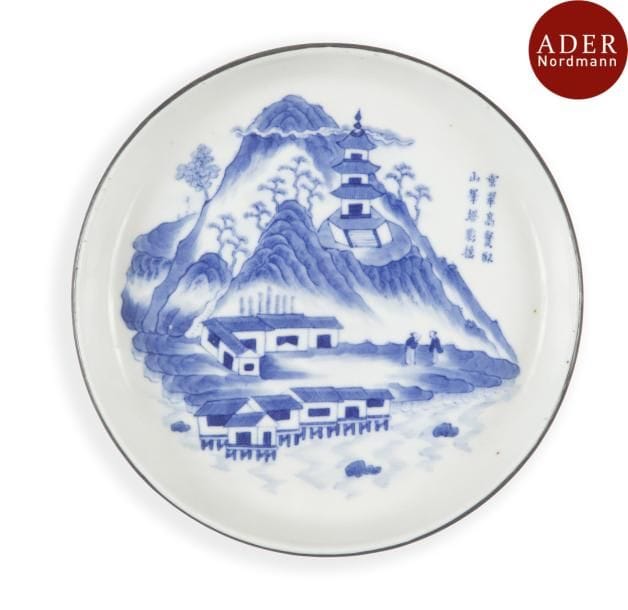 VIETNAM, Hue - XVIIIe siècle
Coupe en porcelaine décorée en bleu sous couverte de pagode sur une montagne avec poème. (Bord cerclé de métal).
Diamètre : 16,8 cm