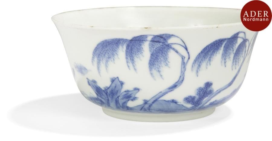 VIETNAM, Hue - XVIIIe siècle
Bol en porcelaine décorée en bleu sous couverte de lettré dans une barque, poème et saule pleureur. 
Au revers, la marque « Jin shan pian yu ». 
Diamètre : 14,6 cm