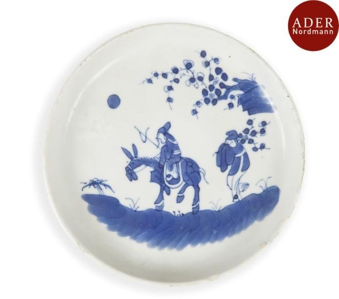 VIETNAM, Hue - XVIIIe siècle
Coupelle en porcelaine décorée en bleu sous couverte de lettré sur sa mule suivi de son serviteur. Marque Wan Yu. (Ébréchures).
Diamètre : 14,5 cm