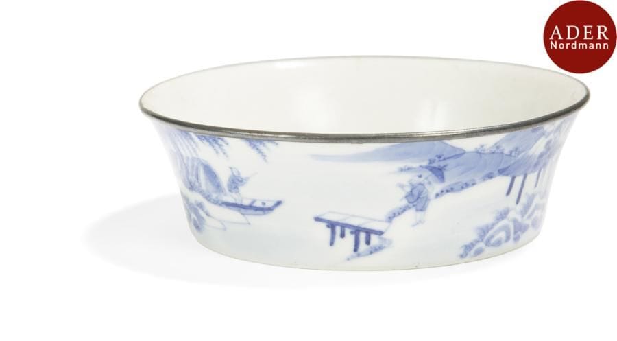 VIETNAM, Hue - XVIIIe siècle
Coupe à bord évasé en porcelaine décorée en bleu sous couverte de paysage lacustre et poème. Marque « Rong fa song xuan ». (Fêlures, bord cerclé de métal).
Diamètre : 12 cm