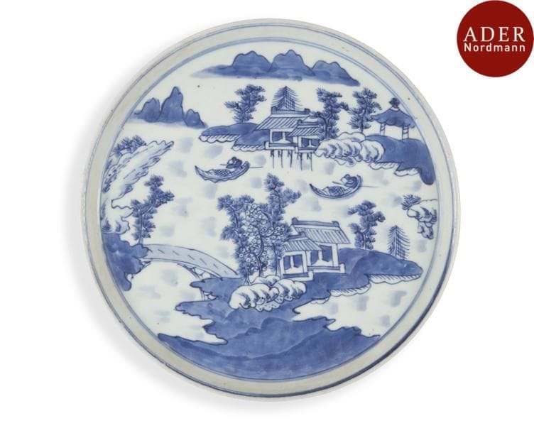 VIETNAM, Hue - XVIIIe siècle
Présentoir rond en porcelaine décorée en bleu sous couverte de deux bateaux sur une rivière dans un paysage lacustre. (Restaurations et fêlures au bord).
Diamètre : 24,8 cm