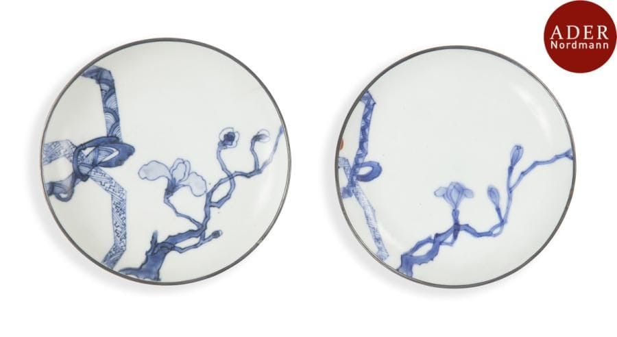VIETNAM, Hue - XVIIIe siècle
Deux soucoupes en porcelaine décorée en bleu sous couverte de d’une branche de magnolia. (Fêlures, bords cerclés de métal, égrenure en bordure du pied).
Diamètre : 12 cm