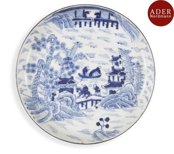VIETNAM, Hue - XVIIIe/XIXe siècle
Coupe en porcelaine décorée en bleu sous couverte de cavaliers et barques dans un paysage lacustres. (Bord cerclé petits éclats au bord).
Diamètre : 14,5 cm