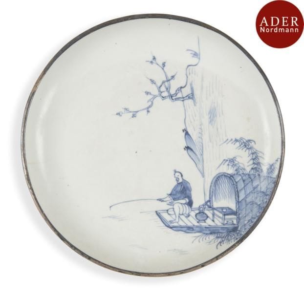 VIETNAM, Hue - XVIIIe/XIXe siècle
Coupe en porcelaine décorée en bleu sous couverte d’un pêcheur dans sa barque. (Fêlure, bord cerclé de métal).
Diamètre : 15,8 cm
