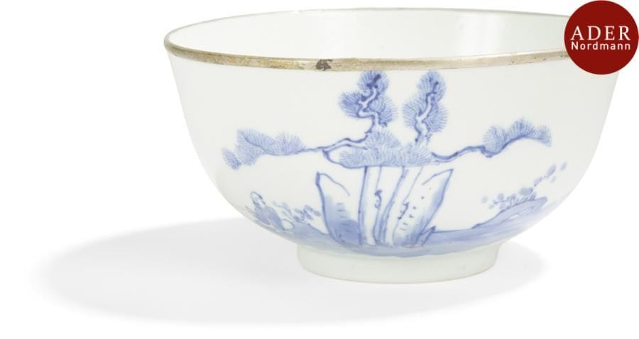 VIETNAM, Hue - XVIIIe/XIXe siècle
Bol en porcelaine décorée en bleu sous couverte de pêcheur dans sa barque et poème. (Bord cerclé de métal. Fêlure).
Diamètre : 16,3 cm