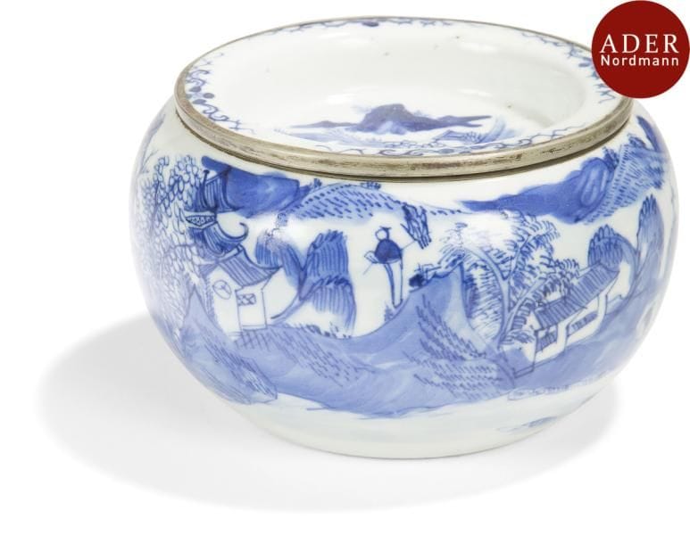VIETNAM, Hue - XVIIIe/XIXe siècle
Pot couvert en porcelaine décorée en bleu sous couverte de lettré dans un paysage lacustre. (Fêlure au couvercle, bord cerclé de métal).
Hauteur : 9 cm - Diamètre : 14 cm