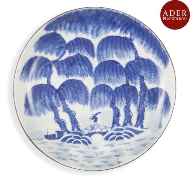 VIETNAM, Hue - XVIIIe/XIXe siècle
Coupe en porcelaine décorée en bleu sous couverte de personnage traversant un pont sous les saules pleureurs. Marque Wan Yu. (Fêlure, bord cerclé de métal, un éclat recollé).
Diamètre : 18 cm