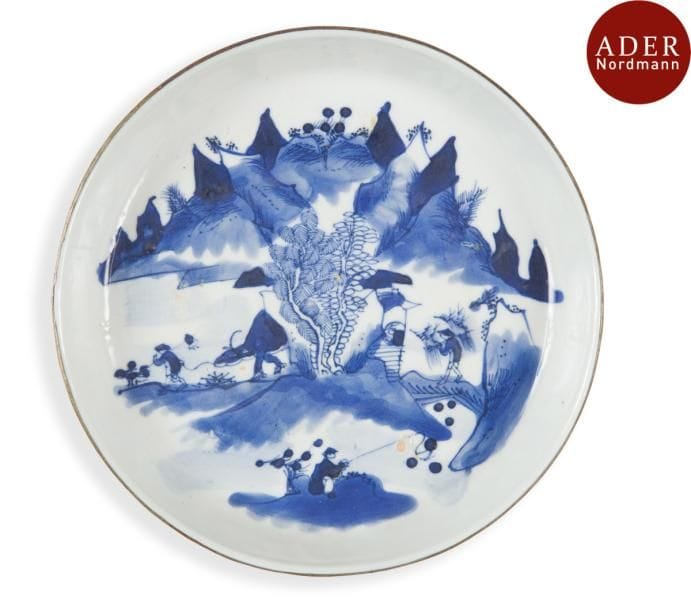 VIETNAM, Hue - XVIIIe/XIXe siècle
Coupe en porcelaine décorée en bleu sous couverte des quatre métiers nobles (yu qiao geng du). Marque « Ruo shen zhen cang ». 
(Bord cerclé de métal). 
Diamètre : 17,5 cm