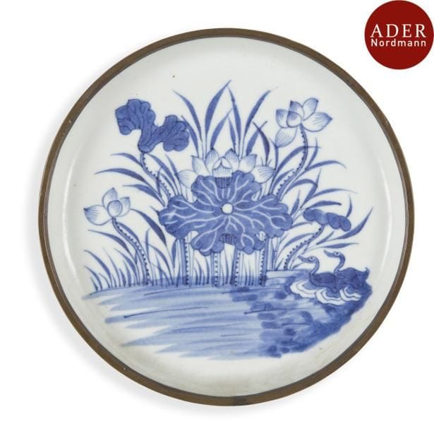 VIETNAM, Hue - XVIIIe/XIXe siècle
Coupe en porcelaine décorée en bleu sous couverte d’un couple de canard nageant parmi les fleurs de lotus. Marque Wan Yu. (Fêlure, bord cerclé de métal, fêlures).
Diamètre : 17 cm