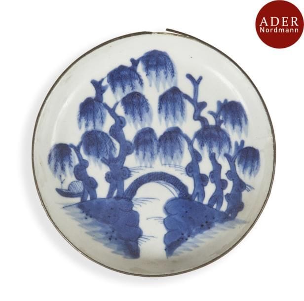 VIETNAM, Hue - Début XIXe siècle
Coupe en porcelaine décorée en bleu sous couverte de saule pleureurs et rivière. Marque Wan Yu. (Fêlure, bord cerclé de métal, éclat).
Diamètre : 13,2 cm