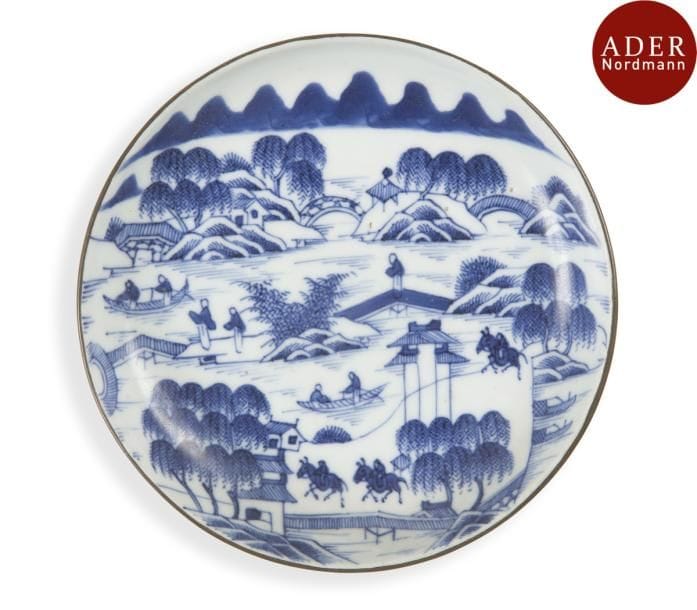 VIETNAM, Hue - Début XIXe siècle
Coupe en porcelaine décorée en bleu sous couverte de paysage lacustre et personnages. (Bord cerclé de métal).
Diamètre : 13,8 cm