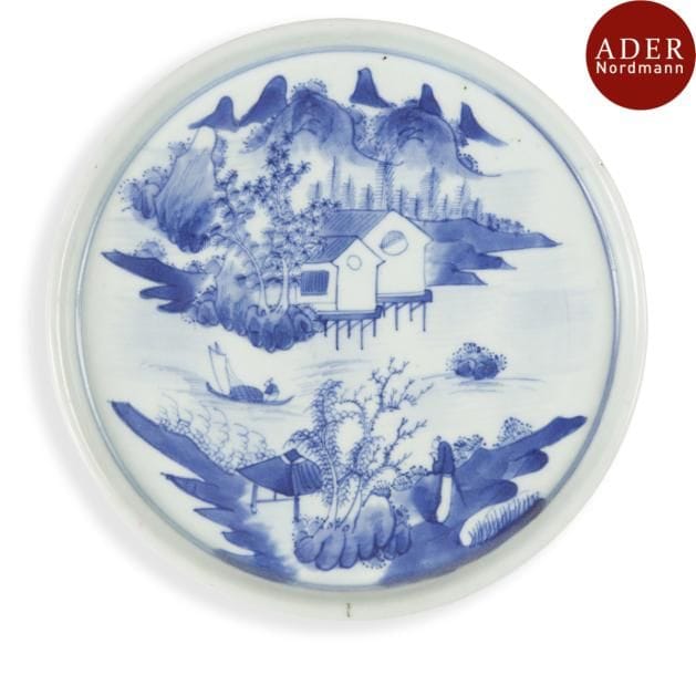 VIETNAM, Hue - Début XIXe siècle
Plat en porcelaine décorée en bleu sous couverte de barque dans un paysage lacustre.
Diamètre : 24 cm