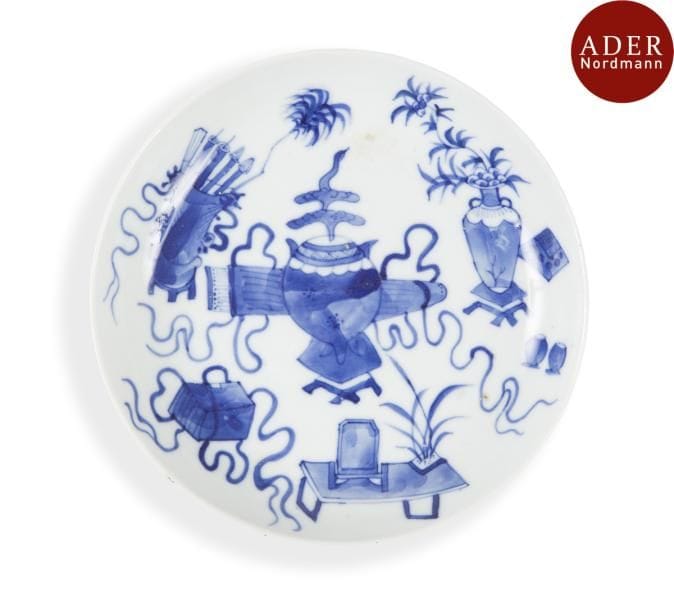 VIETNAM, Hue - XIXe siècle
Coupe en porcelaine décorée en bleu sous couverte de sujets mobiliers.
Diamètre : 17,8 cm