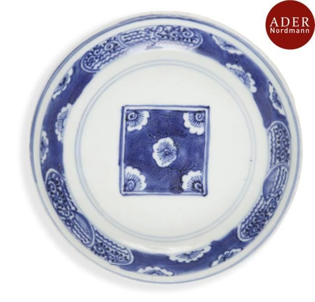 VIETNAM, Hue - XIXe siècle
Coupe en porcelaine décorée en bleu sous couverte d’un carré au centre décoré de fleurs stylisées. Marque Jin yu.
Diamètre : 20,4 cm