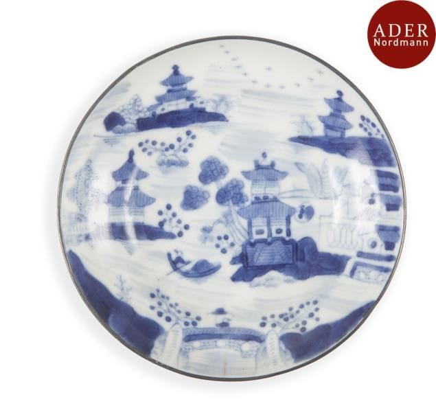 VIETNAM, Hue - XIXe siècle
Soucoupe évasée en porcelaine décorée en bleu sous couverte de paysage lacustre. (Bord cerclé de métal, fêlures).
Diamètre : 12,8 cm