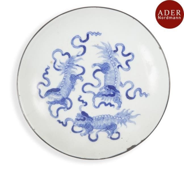 VIETNAM, Hue - XIXe siècle
Coupe en porcelaine décorée en bleu sous couverte de trois chimères. (Ébréchures au bord et fêlure, bord cerclé de métal).
Diamètre : 14,8 cm