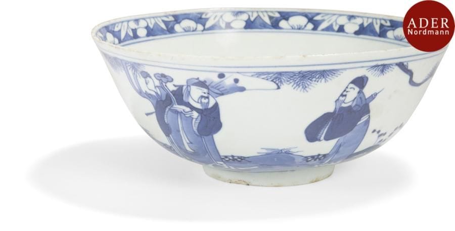 VIETNAM - XIXe siècle
Grand bol en porcelaine décorée en bleu sous couverte des Trois Dieux Etoiles (Fu Lu Shou Xing). Marque apocryphe de Kangxi. (Ébréchures au bord, rayures).
Diamètre : 22 cm