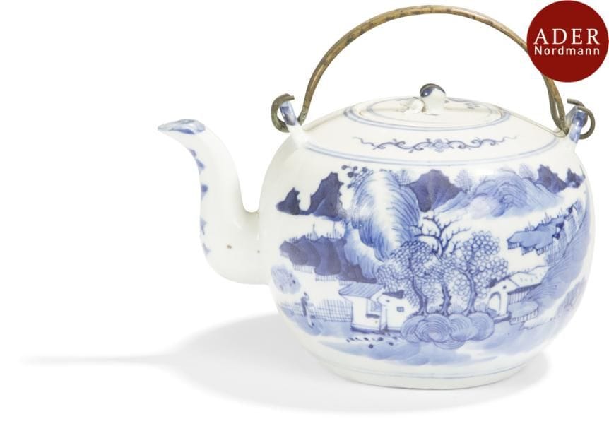 VIETNAM - XIXe siècle
Théière en porcelaine décorée en bleu sous couverte de paysage lacustre et personnage. 
Hauteur : 11 cm
