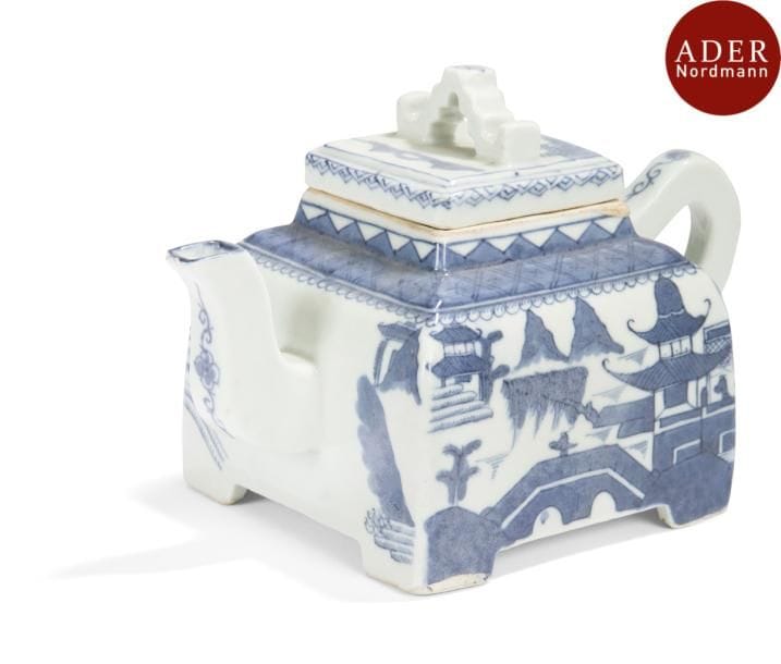 VIETNAM - XIXe siècle
Théière de forme carrée en porcelaine décorée en bleu sous couverte de pagodes et paysages lacustres. (Égrenures au bec verseur et prise).
Hauteur : 13 cm