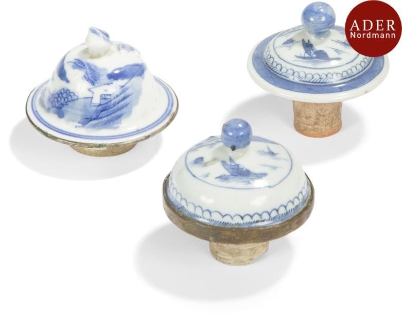 VIETNAM et CHINE - XIXe siècle
Trois couvercles en porcelaine décorée en bleu sous couverte de paysages lacustres.