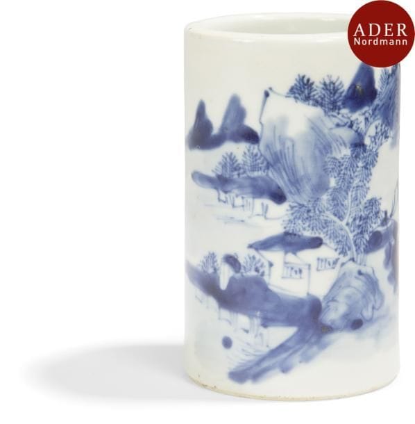VIETNAM - Fin XIXe siècle
Porte-pinceaux en porcelaine décorée en bleu sous couverte de paysage lacustre.
Hauteur : 12 cm