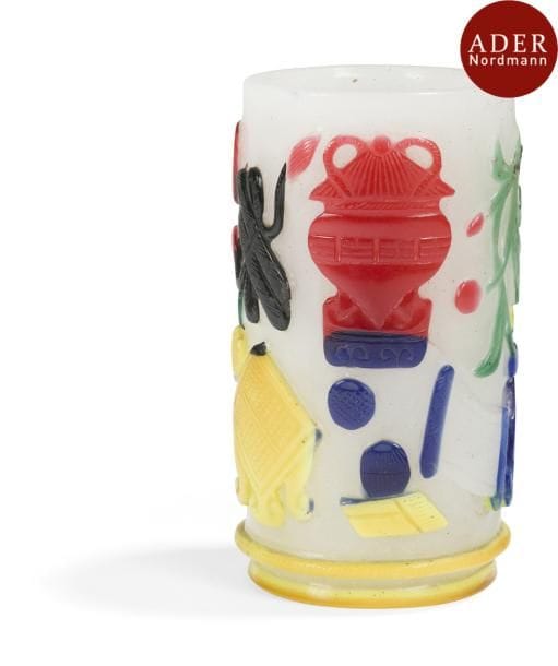 CHINE - XXe siècle
Porte-pinceaux en verre translucide à bulles décoré en overlay cinq couleurs de sujets mobiliers et chauves-souris.
Hauteur : 11 cm
