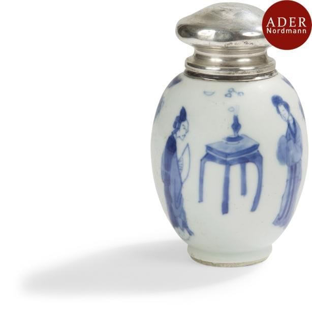 CHINE - XVIIe siècle
Petit pot en porcelaine décorée en bleu sous couverte d’un couple autour d’une table près de nuages. Le col monté en argent.
Hauteur totale : 10 cm