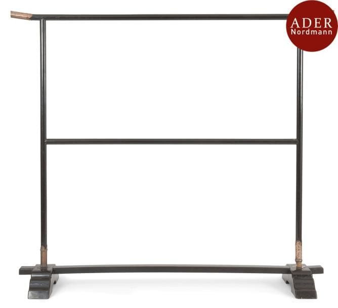 JAPON - XIXe siècle
Kimonokake (porte-kimono) en bois laqué noir. 
Dimensions : 160 x 188 cm