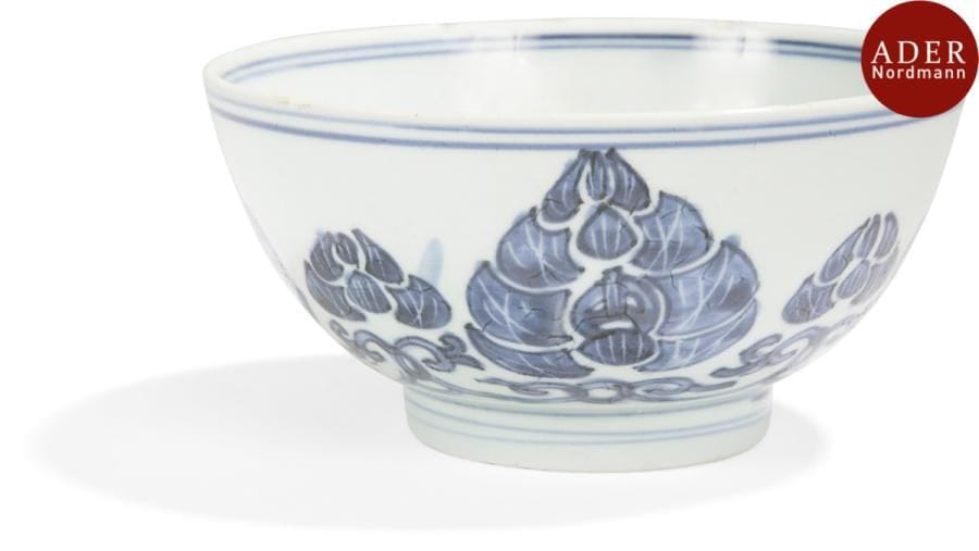 CHINE - XVIIe siècle
Bol en porcelaine décorée en bleu sous couverte de quatre fleurs de lotus stylisées dans leur feuillage. Marque « Liu geng tang fang gu zhi ». (Petits éclats et égrenures).
Diamètre : 15,3 cm