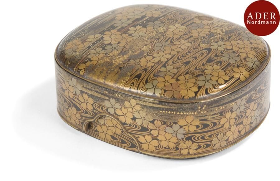 JAPON - Époque MEIJI (1868 - 1912)
Kobako de forme ovale en laque noire décorée en hira maki-e et togidashi de laque or et argent de fleurs de cerisiers au-dessus d’une rivière. Intérieur en laque nashiji or. (Égrenures et usures).
Longueur : 8 cm