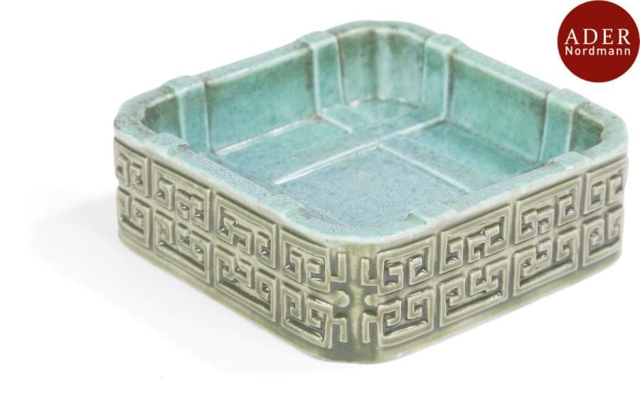 CHINE - Époque YONGZHENG (1723 - 1735)
Lave-pinceau de forme carrée en porcelaine émaillée œufs de rouge gorge, les angles lobés, l’extérieur à décor moulé de frises de grecques émaillées vert. Au revers, la marque de Yongzheng en zhuanshu. 
Dimensions : 8,4 x 8,4 cm
Provenance :
Ancienne collection Strycker
Antiquaire Duval - Bruxelles, le 2 janvier 1947.