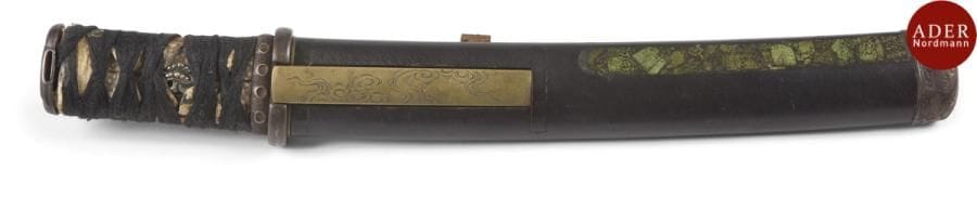 JAPON - XIXe siècle
O-tanto, hira zukuri, trempe effacée, un mekugi ana. Signé Kane… Saya en laque noire à incrustation de pierres dures. (Petits accidents à la lame).
Nagasa : 21 cm